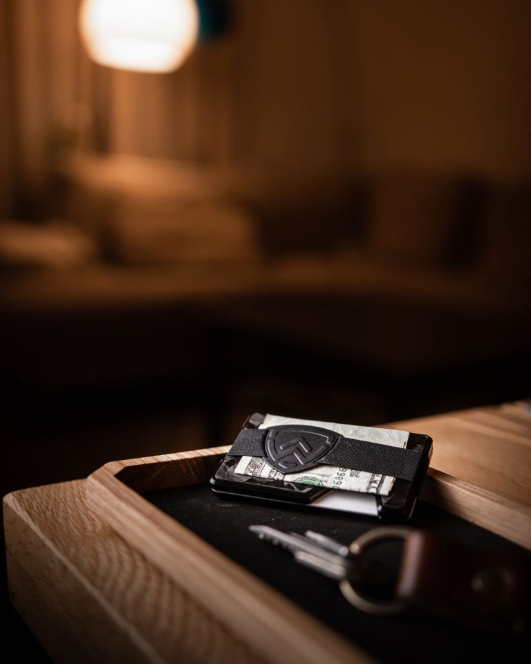 Minimalist Wallets Explained: What “Minimalist” Really Means