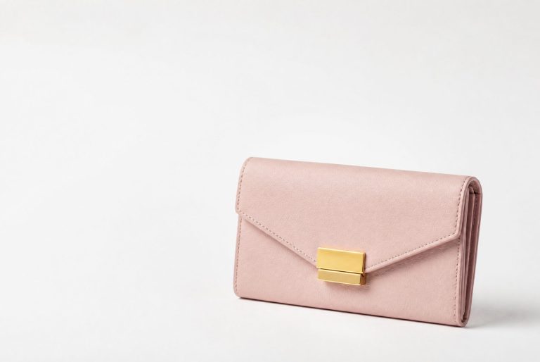 Best Minimalist Wallets for Women 2026: 11 Slim Options That Actually Fit a Small Bag
