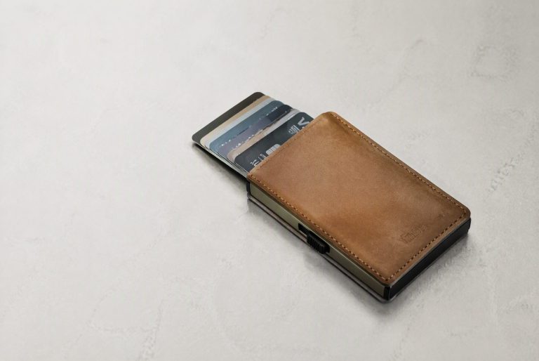 Pop-Up Card Mechanism Explained: How Slider Wallets Launch Your Card (and Why Some Fail)