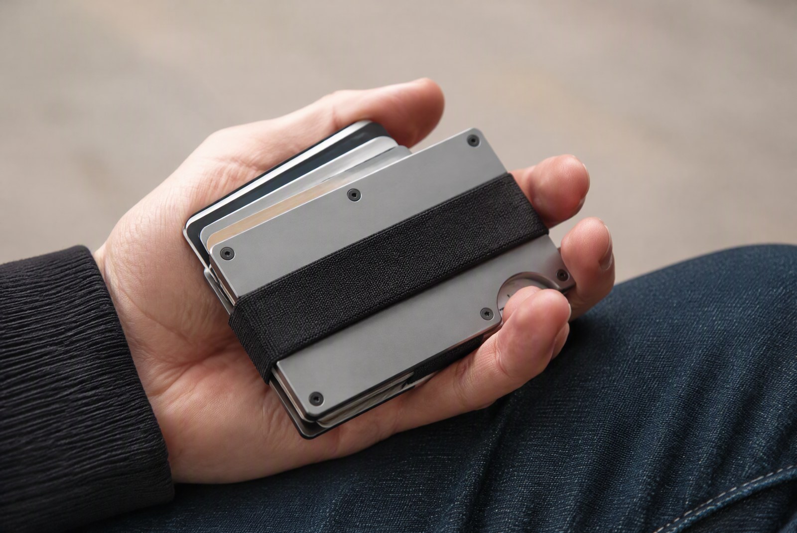 Custom alternative wallet: engraved logo panel and finish options on the factory workbench